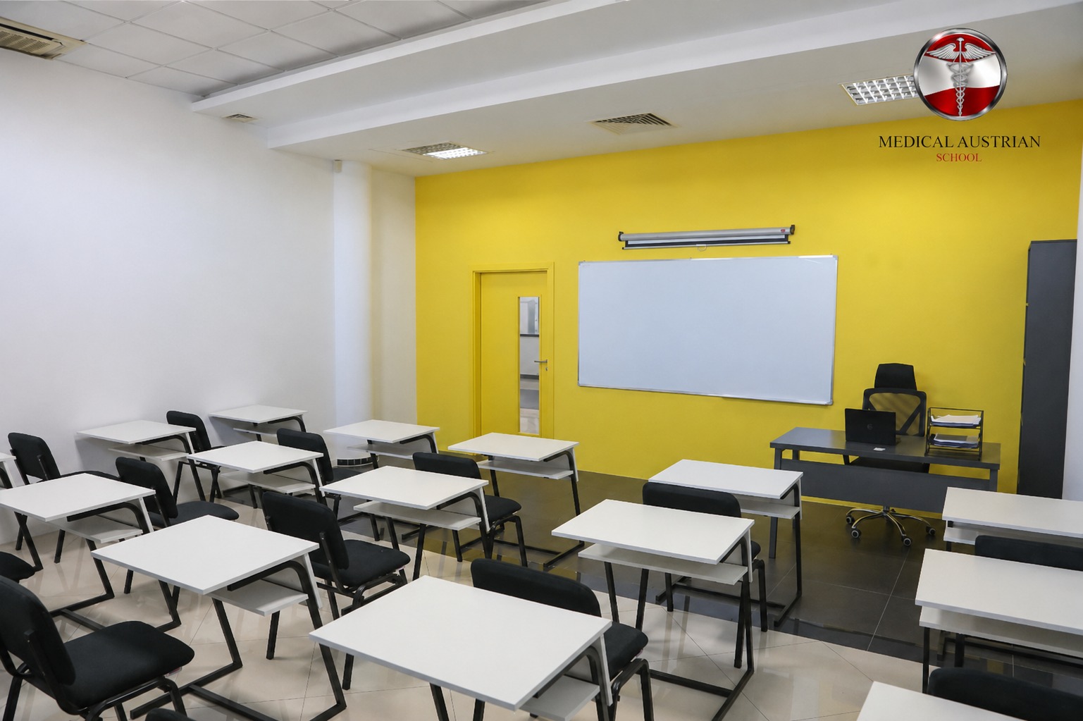 Klasa moderne me mur të verdhë