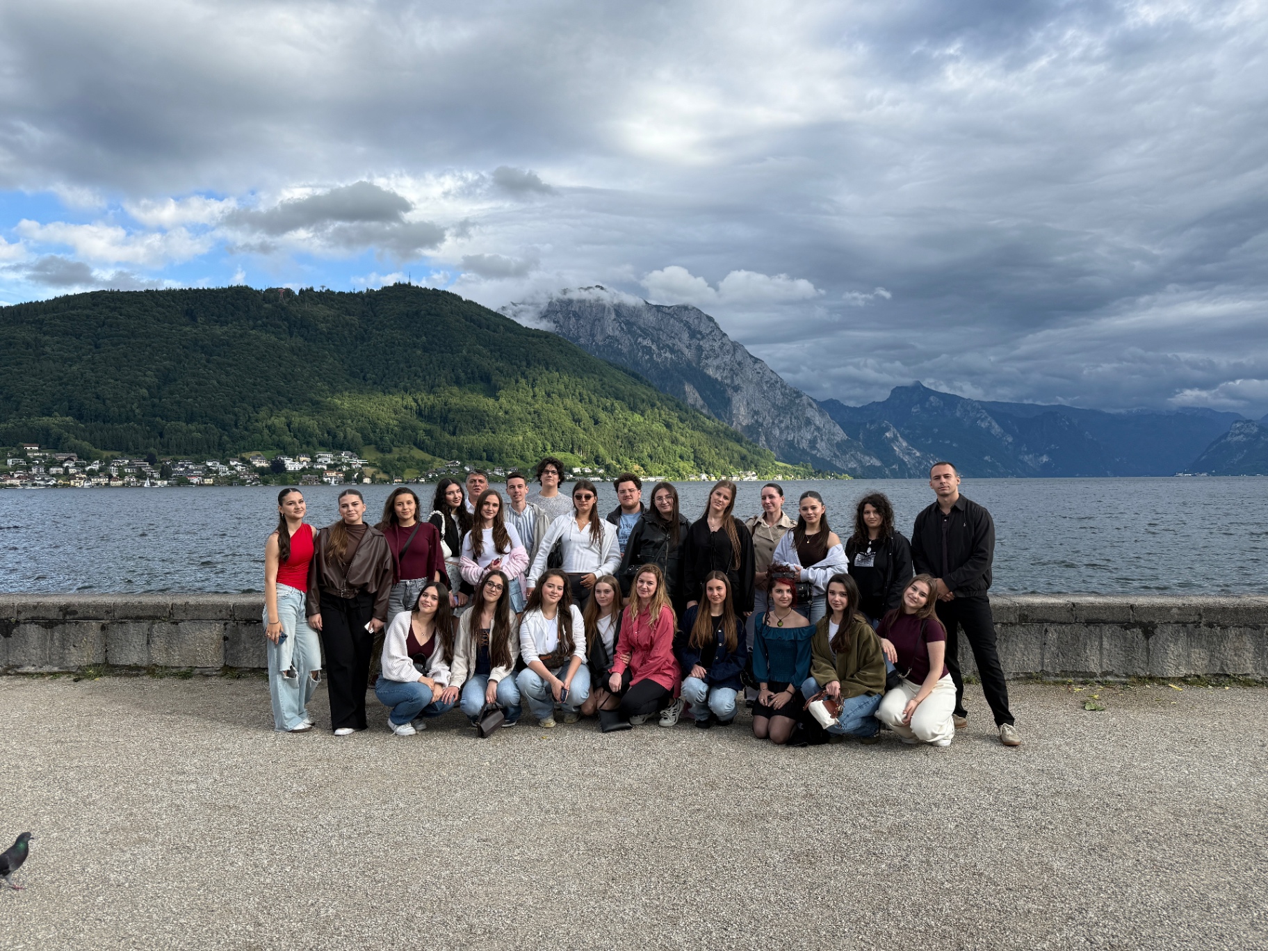 Grupi ynë para liqenit Traunsee në Gmunden