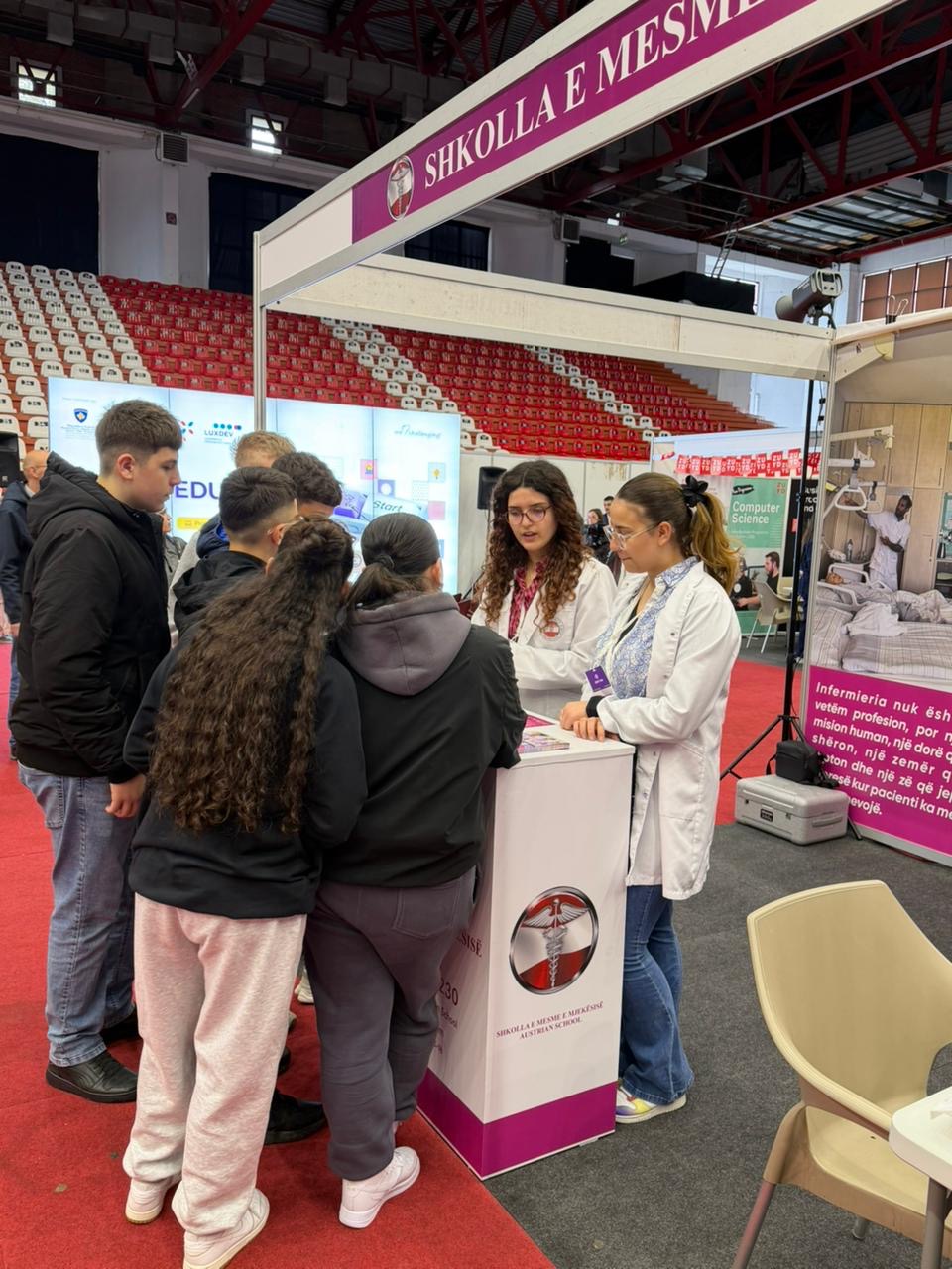 Nxënëset duke informuar vizitorët në panair