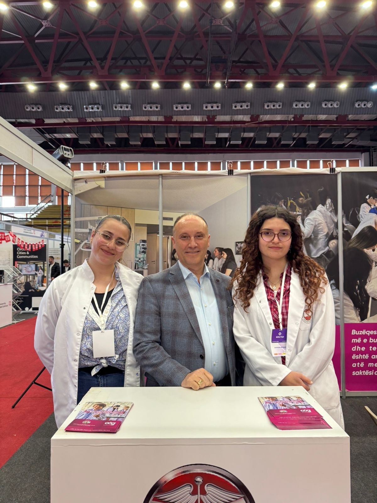 Drejtori i shkollës me ekipin e infermierisë