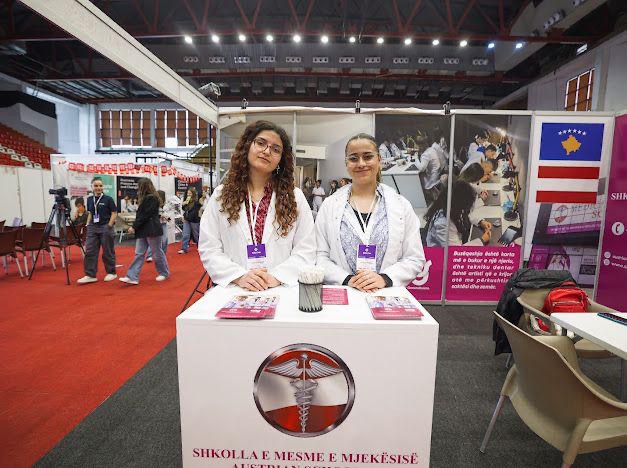 Ekipi ynë në stendë gjatë EDU Fair