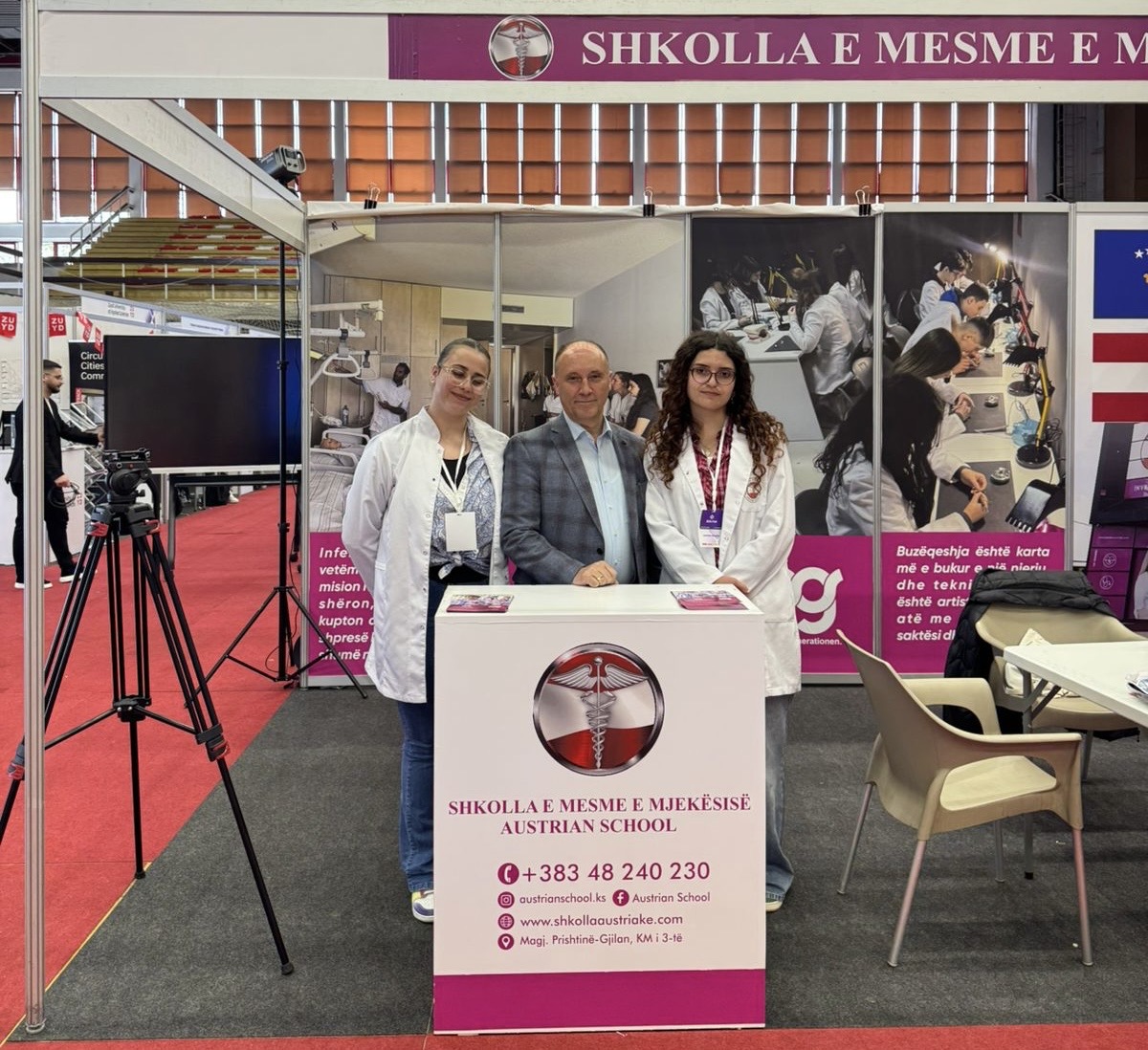 Drejtori dhe ekipi i shkollës pranë informacioneve