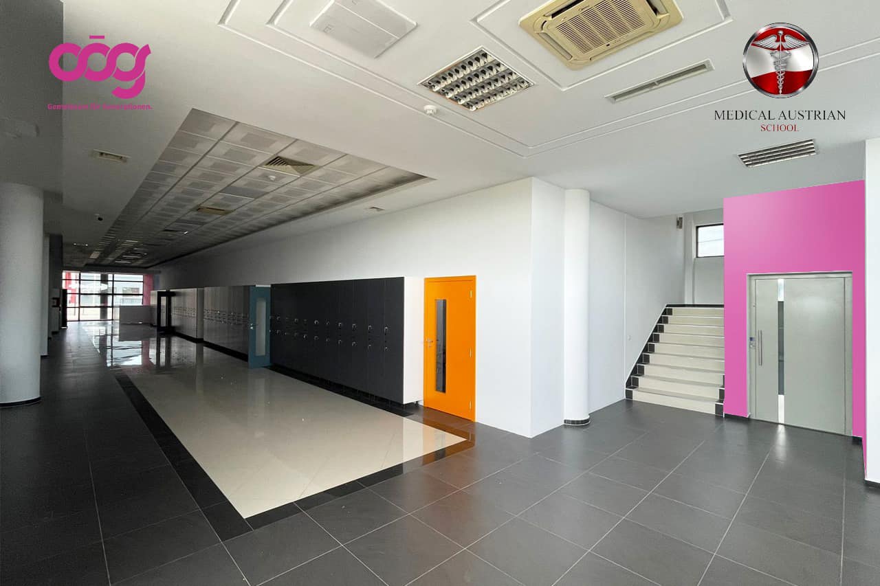 Hyrja kryesore dhe korridori i shkollës