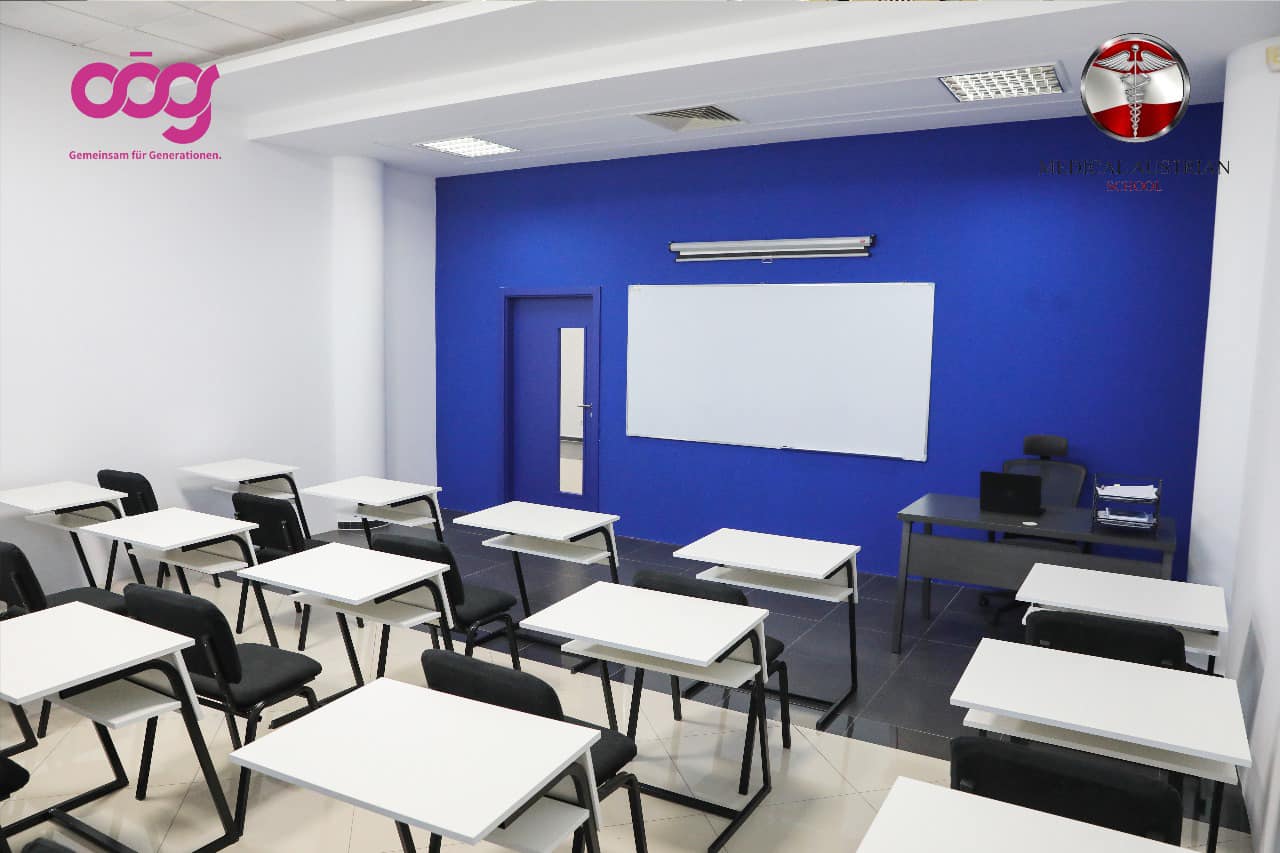 Klasa me mur blu për mësimin teorik