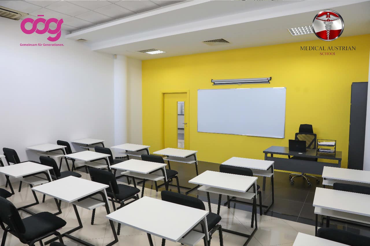 Klasa moderne me mur të verdhë